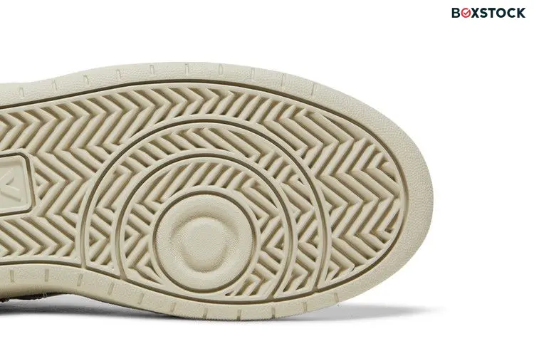 Veja V-10 'Extra White Black'