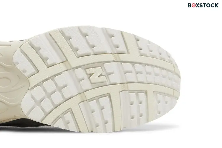 New Balance 725 Black Dark Grey